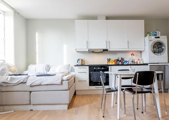 Bright And Modern On A Quiet Street Осло